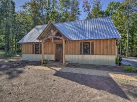 Stunning Cabin Getaway with Private Hot Tub!, hotel di Rising Fawn