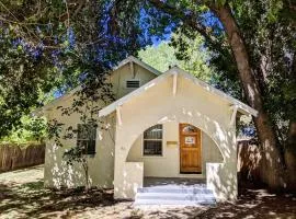 SUSANVILLE'S CUTEST COTTAGE 2 beds 1 bath sleeps 4