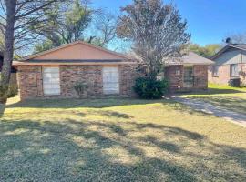 New! Fun just 20 min from Dallas 3-BRM Home, hotel din Garland