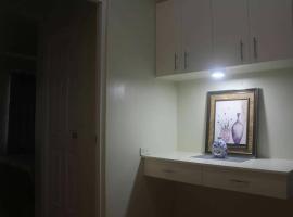 Pontefino Prime Townhouse 4BR with Wifi & Pool, hotel in Batangas City