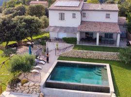 Nice Home In Puget With Wifi, Heated Swimming Pool And Private Swimming Pool, hotelli kohteessa Puget