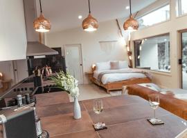 Bruny Island Oceanfront Luxe Cabin with Spa, khách sạn ở Adventure Bay