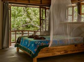 Monkey Mansion - Jungalows & Tours, hotell i Khao Sok