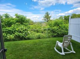 Cute 2 bdrm Condo walking distance to Weirs Beach!, hotel i Laconia