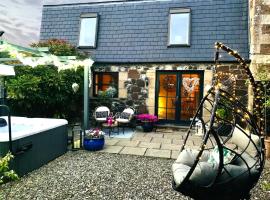 The Old Dairy - Romantic Country Apartment with Hot Tub & Log Burner, hotel v destinaci Cupar