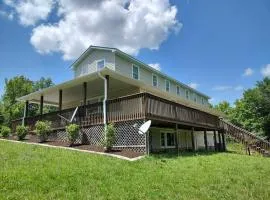 Backwoods Family Getaway! 3 Bedroom house!
