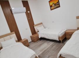 Astra Hermon Zimmer, Bed & Breakfast in Madschdal Schams