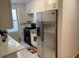 Beautiful finished apartment with Lots of space & Privacy, apartment in Williams Bridge
