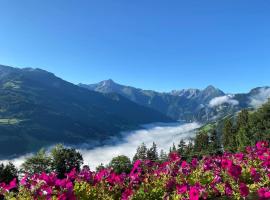 Ferienhaus Zillertal Panorama Blick Balkon Sauna, hotelli kohteessa Zellberg