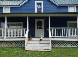 Red River Gorge Farmhouse 50 Acres, gæludýravænt hótel í Stanton