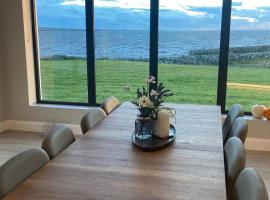 Spectacular ocean views & minutes to Cliffs- Clahane Shore Lodge, holiday home in Liscannor