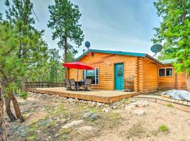 Red Feather Lakes Cabin with Wraparound Deck!, hotel in Red Feather Lakes