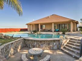 Elk Grove Getaway with Saltwater Pool Near Wineries!, villa à Elk Grove