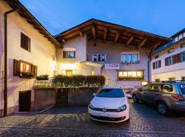 Hotel Weisses Kreuz, hotel em Andeer