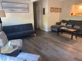 Sleeps 8! Just a 2 minute walk to Beach 1, orlofshús/-íbúð í Wasaga Beach