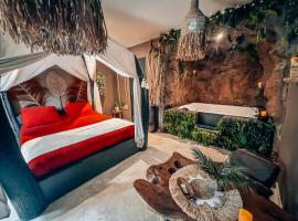 Le demeure de Poulpican chambre LA GROTTE jacuzzi charme romantique terrasse privée 300m plage et restaurants La Croix Valmer - Golfe Saint Tropez, gistihús í La Croix-Valmer