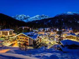 Pinzolo Centro - Baita Spaziosa con Vista sui Monti, hótel með bílastæði í Giustino