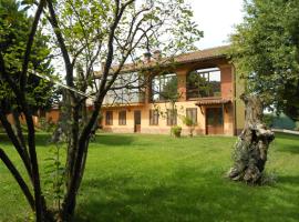 Cascina tra le vecchie vigne con piscina, hotell sihtkohas Canale