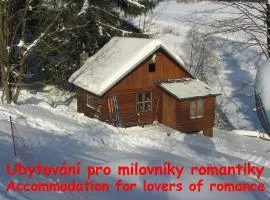 Srub na svahu sjezdovky v Radvanicích