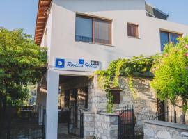 Revecca House, hotel em Ayios Mamas
