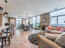 Amazing 3 Bed 4 Bath Penthouse with Roof Top Terrace close to Airport, hotel with pools in Mississauga