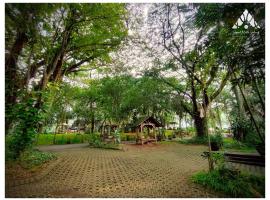 Grand Mulia Sakinah Resort & Outbond: Pasuruan şehrinde bir otoparklı otel