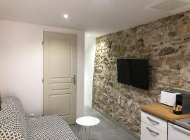 Les Olives Wifi Netflix Appart-hotel-Provence, pet-friendly hotel in La Fare-les-Oliviers