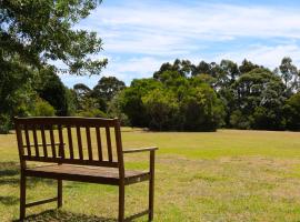 Bells Beach Cottages - Pet friendly cottage with wood heater, hotel Torquayben