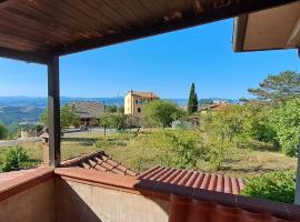 Villa Hannah in the hills with panoramic views, holiday rental in Castel Rigone