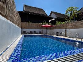 Little Friendly Guest House and Swimming Pool, בית הארחה בלואנג פרבאנג