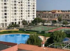 Apartamento en primera línea de playa con piscina.