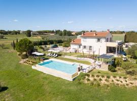 Casa Romano by VacaVilla, family hotel in Cortona