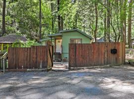 Quiet Cottage with Redwood Forest Views and Deck!，格內維爾的有停車位的飯店