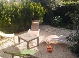 Agréable T3 avec jardin et parking privé, à 350m du centre ville et des plages, wifi, remise supplémentaire de 10 pourcent pour une location à la semaine, holiday rental in Cavalaire-sur-Mer