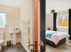 Peaceful 2BR Flat with Historic Bottle Kilns View & Free Parking Located near City Centre