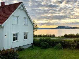 Seaside house with stunning view, hotel with parking in Snofugl