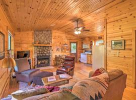 Mountain View Cabin with Wraparound Deck!, hotell i Mountain View