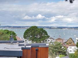 Luxury 3bd penthouse with roof terrace and hot tub, hotel em Canford Cliffs