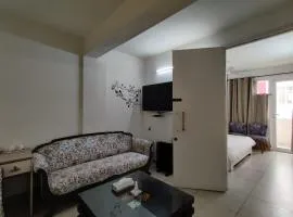 FACULTY HOUSE- Cosy Lounge Near Expo Mart