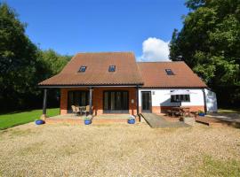 Shuttleworth Lodge, holiday home in Thursford