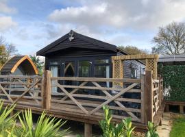 Peaceful Holiday Lodge with Hot Tub, hotel económico em Lincolnshire