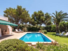Villa Hércules 115 Binidali, хотел на плажа в Cap d'en Font