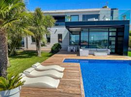 Lujosa villa vistas al mar y piscina climatiza, ξενοδοχείο σε Sanxenxo