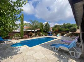 LE CAROUBIER splendid 3 bedrooms bungalow, bungalov v destinaci Zanaja