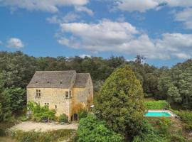 Secluded Woodland Villa with Pool，Le Mas的度假屋