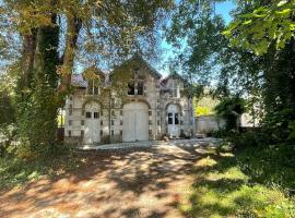 La maison du manoir 1900 une expérience en famille, hotel met parkeren in La Ferté-Gaucher