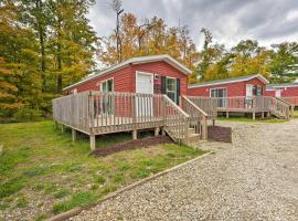 Cozy Cabin Community Pool and Lakefront Beach!, hotel em Cassopolis