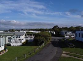 2 bedroom static caravan on quiet park near Caernarfon & Snowdonia, hotelli kohteessa Caernarfon