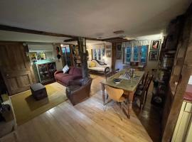 Remarkable Boultons Barn with hot tub, hotel in Newton Abbot