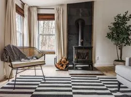 Pinewood Bungalow - Luxury Cabin, Kid-Friendly